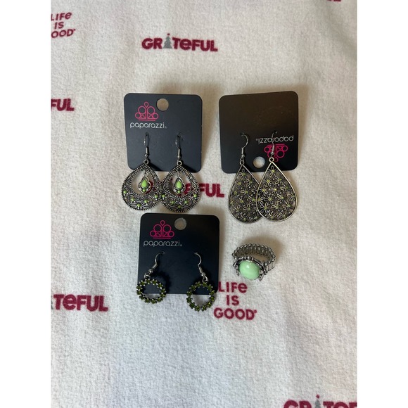 NWT Paparazzi set of 3 Green and silver earrings and ring - Picture 3 of 4